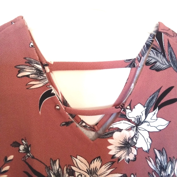 Spring Floral Knit Crepe V-Neckline Top - Picture 6 of 11